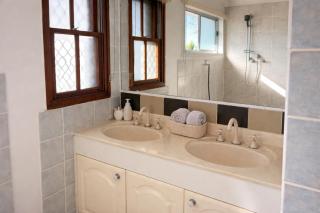 Sunbeam Sanctuary - 3BR House in Rochedale South - 3