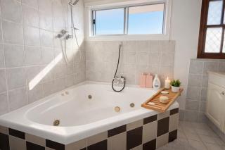 Sunbeam Sanctuary - 3BR House in Rochedale South - 4