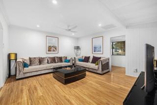 Family Retreat Pool Games BBQ Near Brisbane CBD - 6