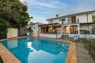 Family Retreat Pool Games BBQ Near Brisbane CBD - 3