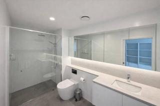 Bankside Bliss | Sunlit Stay w Balcony in West End - 4