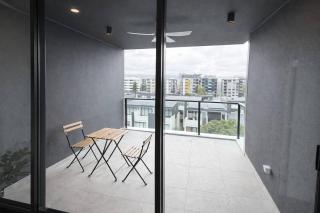 Bankside Bliss | Sunlit Stay w Balcony in West End - 8