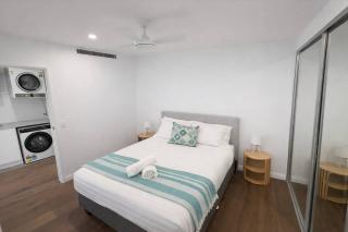 Bankside Bliss | Sunlit Stay w Balcony in West End - 6