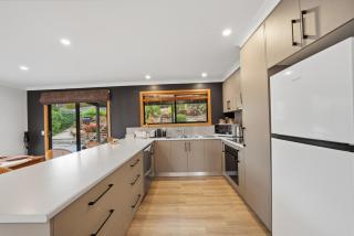 Scenic Risdon Retreat Near Hobart CBD & Deck Views Family Friendly Stay - Risdon - 4