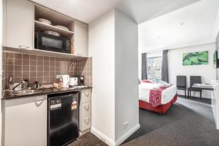 Modern Nomads Centrally Located Studio with Queen Bed Near CBD - 7