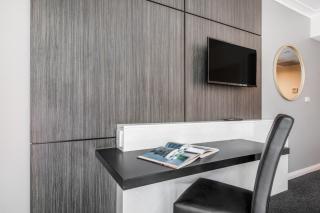 Modern Nomads Centrally Located Studio with Queen Bed Near CBD - 3