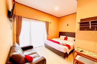 RedDoorz at Hotel Dieng Berastagi - 9