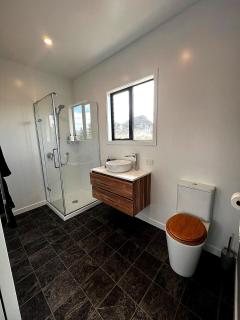 Mountain Views & Morning Coffee - Stylish Wanaka Studio Retreat - 3