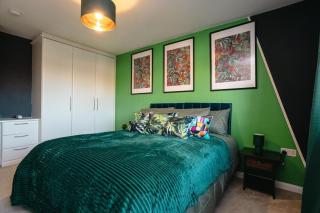 Ample 4-Bed Home, 10 Beds, Contractor Friendly, Parking, Fast WIFI - 1