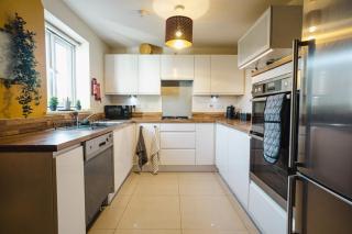 Ample 4-Bed Home, 10 Beds, Contractor Friendly, Parking, Fast WIFI - 7