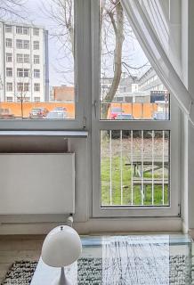 Spacious 2-room Apartment Newly renovated Quiet area - 4min Metro to Old Town - 4