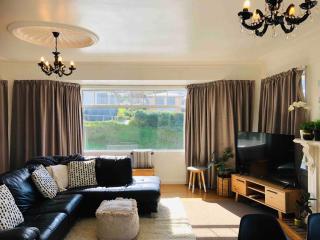 Tauranga Home & Flat for Groups - Limited Specials - 8