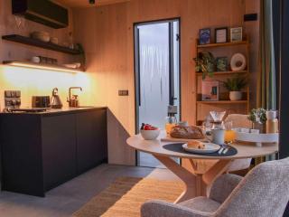 Luxury Mirror Cabin with Hot Tub & Sauna - 7