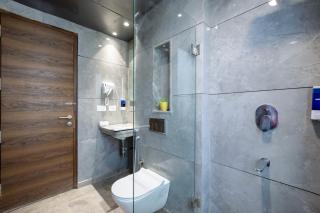 Hotel Sapphire House - 3 Mins Walk from Metro and 5 Mins from Rail Station - 7