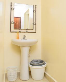 Cozy 1 Bedroom, Steps to Rupa Mall & City Center - 5