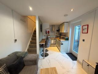 Cardiff Coach House - Log Fire but NO Hot Tub - 9