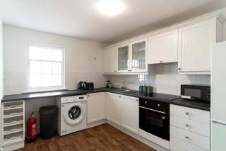 Bright 1 Bed Harbour-side Apartment with Balcony - 8