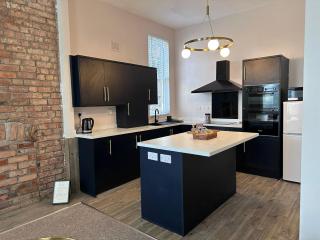 Spacious Victorian Apt Sleeps 5 Parking available - 5