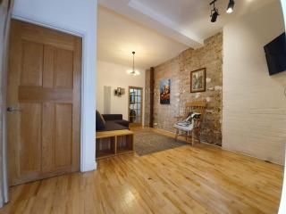 Centrally Located Spacious Three Bedroom Apartment Short Term Rental & Flexible Renting Hackney With Free Wifi - 3