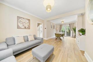 3 Bedroom House Short Term Rental & Flexible Renting Hornchurch With Free Wi-Fi, Free parking & Garden Sleeps 6! - 0