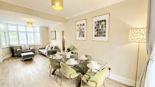 3 Bedroom House Short Term Rental & Flexible Renting Hornchurch With Free Wi-Fi, Free parking & Garden Sleeps 6! - 2