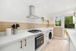 3 Bedroom House Short Term Rental & Flexible Renting Hornchurch With Free Wi-Fi, Free parking & Garden Sleeps 6! - 3