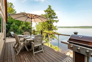 Lakefront Cabin Beautifully Design with Deck in Maine - 7