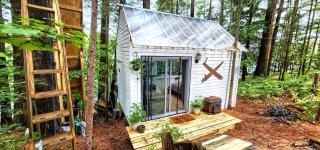 Exclusive Cabin Rental on Grant Island, with Access to Hot Tub and Lakeside Activities - 0