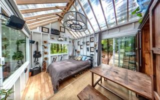 Exclusive Cabin Rental on Grant Island, with Access to Hot Tub and Lakeside Activities - 7