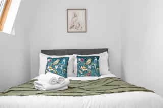 5 Bed 2 Bath Private House with Balcony - London - 9