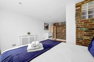 5 Bed 2 Bath Private House with Balcony - London - 1
