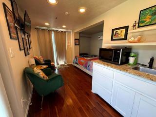 Modern Tiny House Stay with Private Rooftop Deck by Wichita Mountains Wildlife Refuge – Medicine Park, OK - 7