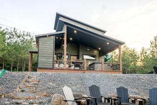 Electrifying Family Cabin with Mini Golf, Arcades & EV Charger Near Beavers Bend State Park | Broken Bow, Oklahoma - 8
