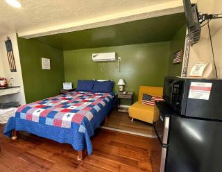 accessibility aid-Accessible Tiny House with Patio Near Bath Lake in Medicine Park, Oklahoma - 6