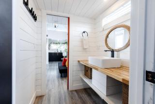 Discover Red Mountain Beauty: Spacious Tiny House in Apple Valley, Utah - 3