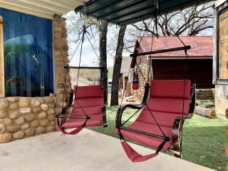 Cozy accessibility aid-Friendly Tiny House with Patio near Medicine Creek in Medicine Park, Oklahoma - 5