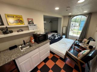 Cozy accessibility aid-Friendly Tiny House with Patio near Medicine Creek in Medicine Park, Oklahoma - 4