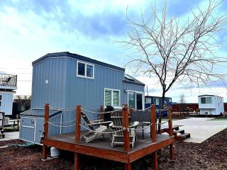 Stargazing Tiny Home with Private Deck & Hot Tub near Zion National Park, Apple Valley, Utah - 9