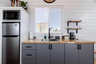Chill Out in Style: Tiny Home Paradise with Hot Tub in Apple Valley - 9