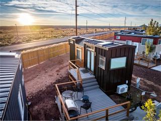 Relaxation Awaits: Cozy Modern Tiny Home with Private Deck Near Zion in Utah - 7