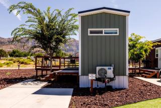Apple Valley Oasis: Fully Equipped Modern Tiny House Escape - 8