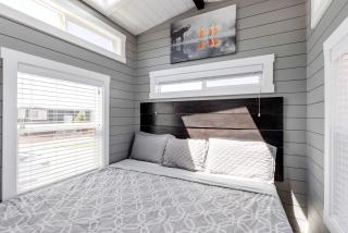 Apple Valley Oasis: Fully Equipped Modern Tiny House Escape - 7
