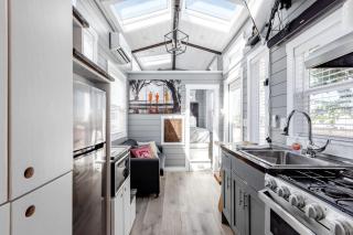 Apple Valley Oasis: Fully Equipped Modern Tiny House Escape - 5