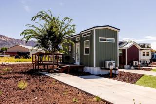 Apple Valley Oasis: Fully Equipped Modern Tiny House Escape - 4