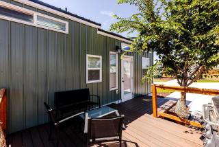 Apple Valley Oasis: Fully Equipped Modern Tiny House Escape - 3