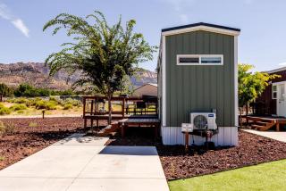 Apple Valley Oasis: Fully Equipped Modern Tiny House Escape - 2