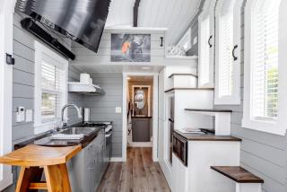 Apple Valley Oasis: Fully Equipped Modern Tiny House Escape - 1