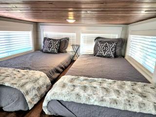 Gateway to Adventure: Tiny Home Getaway Near Zion National Park in Apple Valley - 9