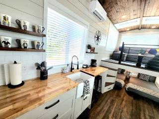 Gateway to Adventure: Tiny Home Getaway Near Zion National Park in Apple Valley - 4