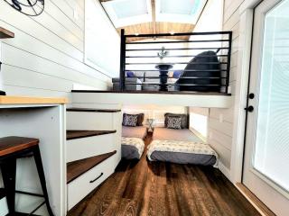 Gateway to Adventure: Tiny Home Getaway Near Zion National Park in Apple Valley - 1
